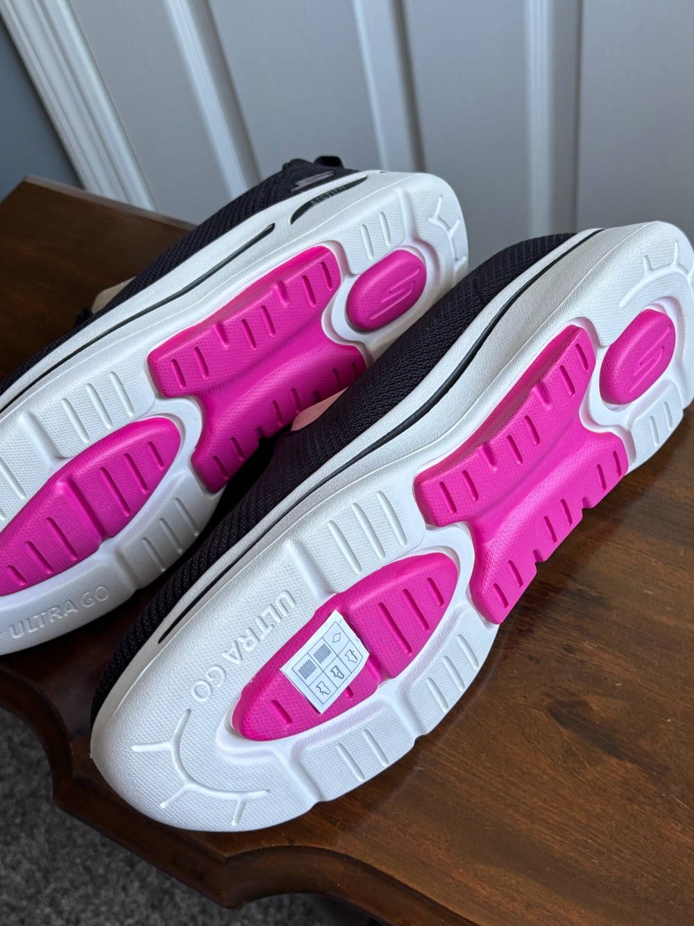 Brand New!! Skechers Women's Slip-On Knit Arch Fit Sneakers - Black & White - Picture 4 of 5